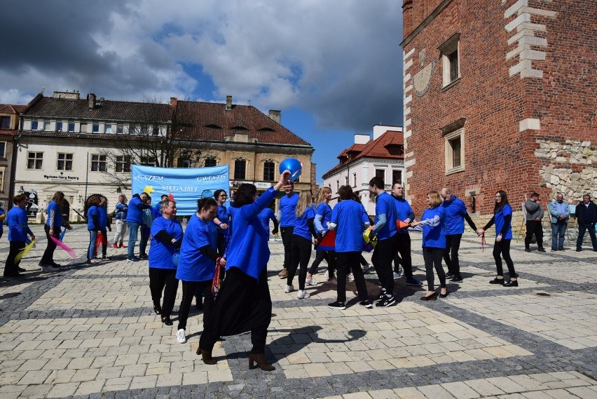 Przejmujące podsumowanie światowego miesiąca wiedzy na temat autyzmu na Rynku w Sandomierzu. Był symboliczny niebieski przemarsz