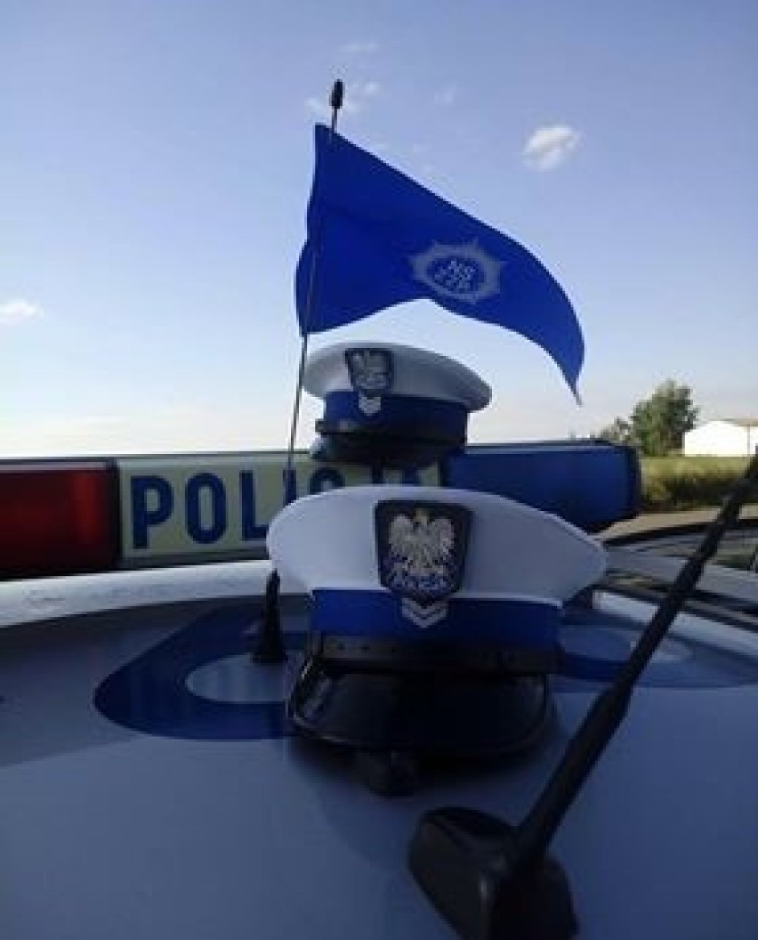 Policjanci rozpoczęli protest. Stosują pouczenia zamiast mandatów, oflagowali radiowozy i budynki [zdjęcia]