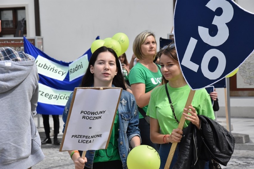 Nauczyciele, rodzice i uczniowie manifestowali przed...