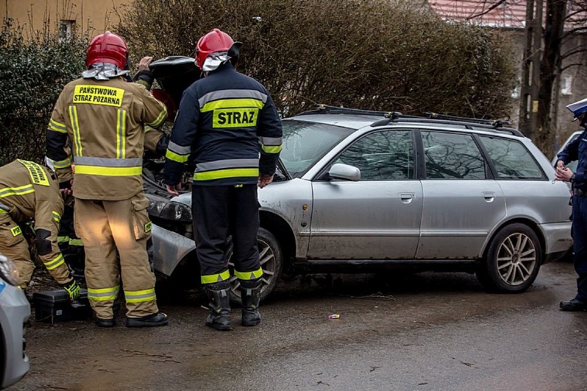 Kierowca uderzył w drzewo na ulicy Wyszyńskiego w Wałbrzychu. Uważajcie, jest ślisko (ZDJĘCIA)