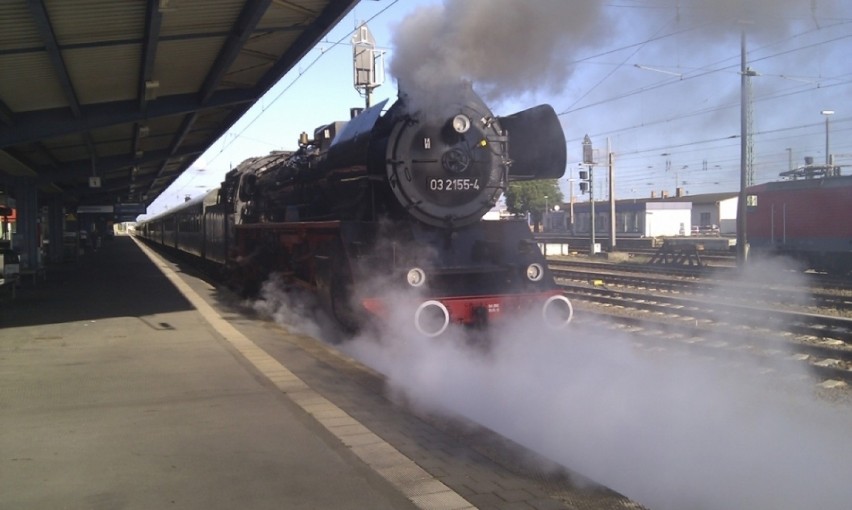 Zabytkowy parowóz przyjechał na wrocławski dworzec [FILM]