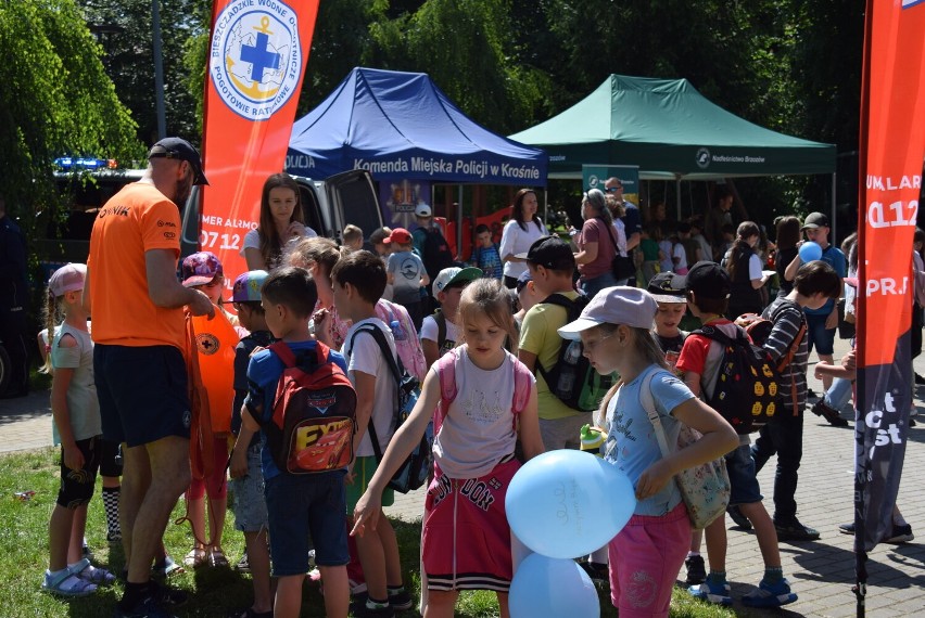 Piknik edukacyjny „Bezpieczne wakacje” w Ogródku Jordanowskim w Krośnie. Mnóstwo zabaw dla dzieci [ZDJĘCIA]