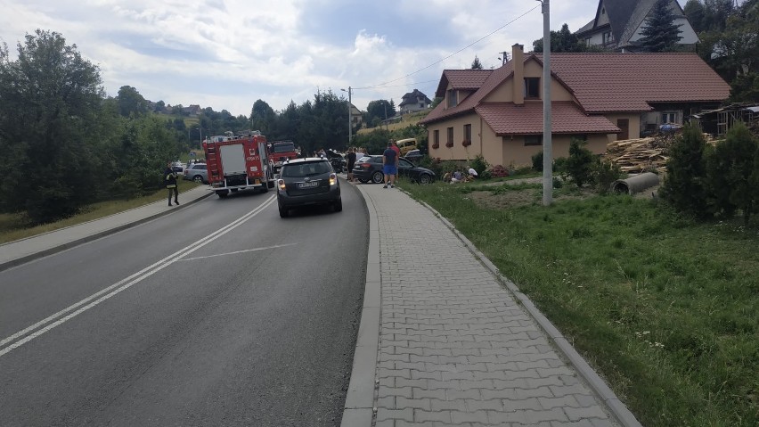 Wypadek na zakopiance w Krzeczowie. Jedna osoba zmarła [ZDJĘCIA]