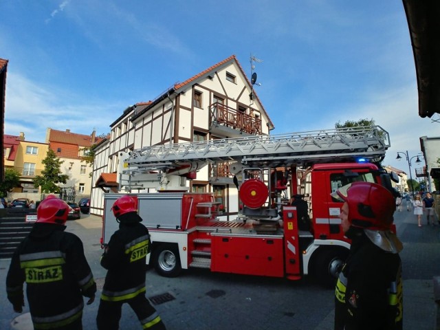 W poniedziałek po godzinie 18. strażacy i straż miejska brały udział w akcji ratowania mewy, która utknęła na płotku przeciwśniegowym na dachu budynku przy ulicy Sprzymierzeńców w Ustce.

