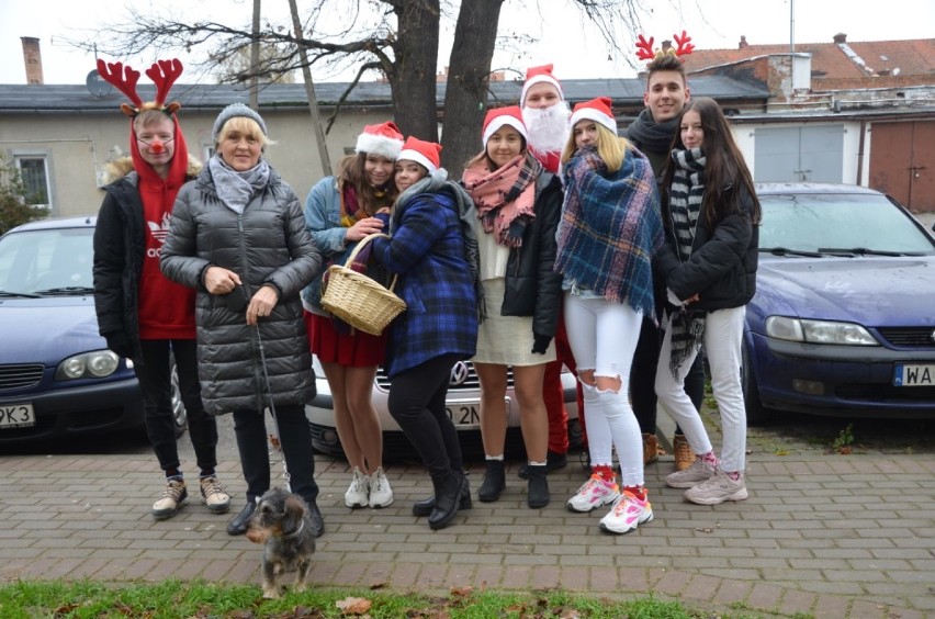  Nowy Dwór Gdański. Tradycji musi stać się zadość. Mikołaj i Śnieżynki na ulicach miasta