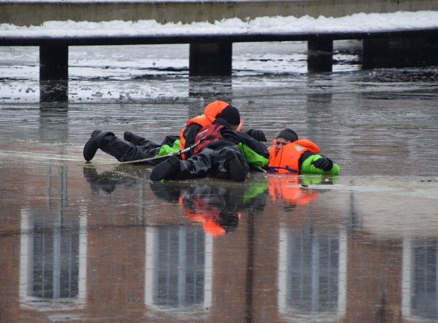 Tragedia w Przybrdzie koło Białego Boru. Pod lodem utonął mężczyzna 