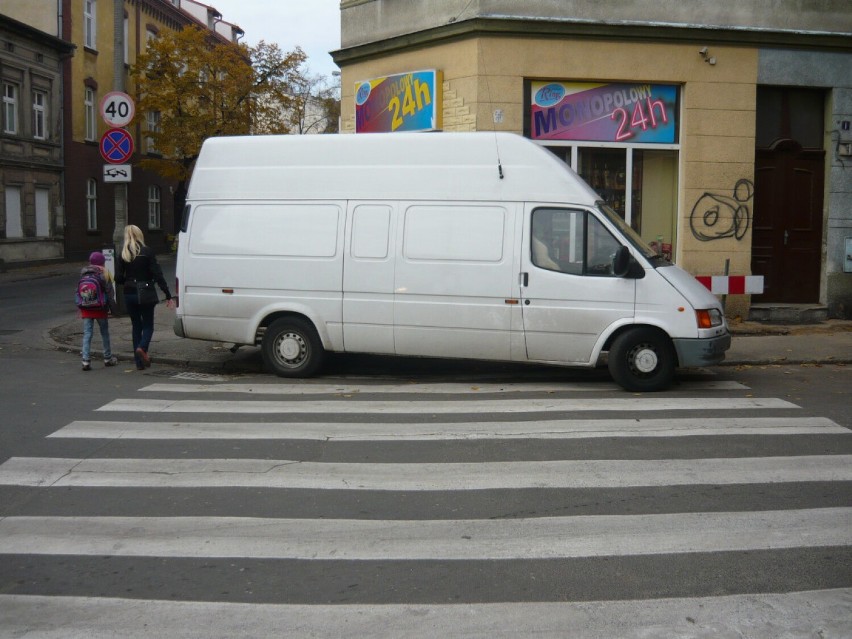 Tak niektórzy parkują swoje auta w Bydgoszczy. To tzw. janusze - nie da się przejść ani przejechać