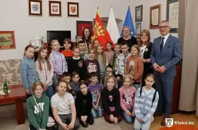 Uczniowie klasy trzeciej Szkoły Podstawowej numer 34 imienia Adama Mickiewicza w Kielcach odwiedzili najważniejsze miejsca w kieleckim ratuszu.
Zobacz zdjęcia
