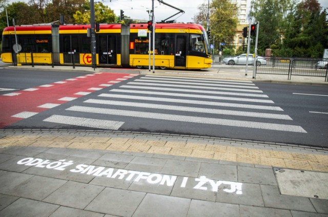 Napisy ''Odłóż smartfon i żyj'' przed przejściami dla pieszych. Kolejna odsłona kampanii Tramwajów Warszawskich