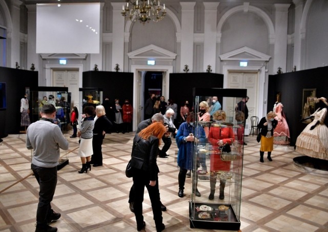 Muzeum imienia Jacka Malczewskiego zaprosiło w piątek, 19 lutego, na nową wystawę pod tytułem „Historie w torebkach zaklęte”.