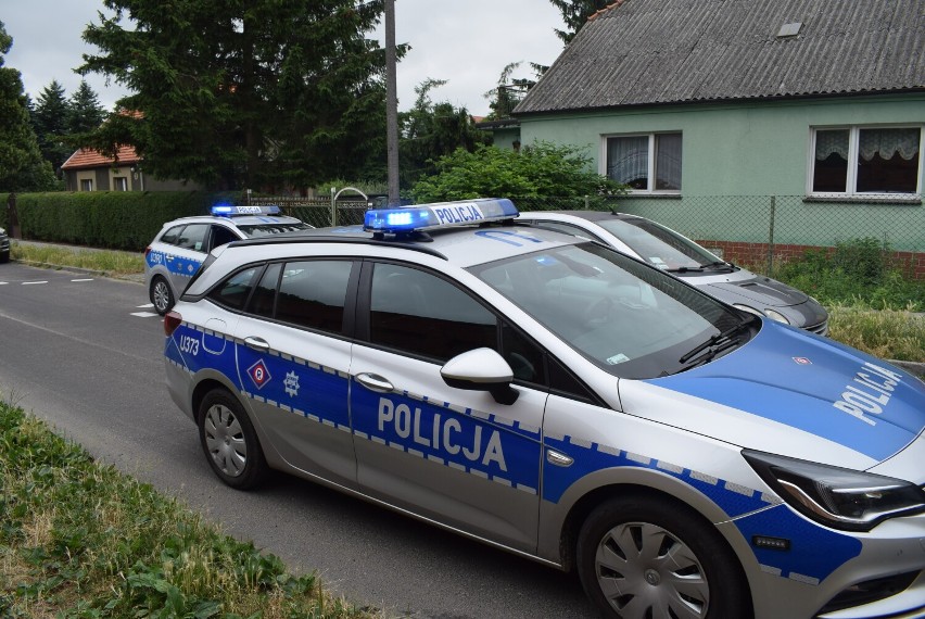 Gniezno. Tragedia na ul. Żuławy. Pod kołami staczającego się busa zginął mężczyzna