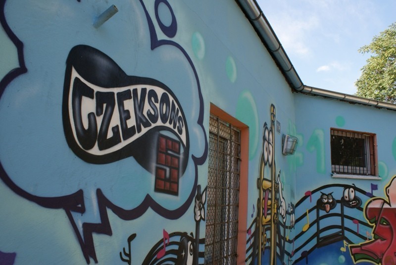 Poznań: Gmach szkoły przy ul. Powstańców Wielkopolskich pokryty kolorowym muralem [ZDJĘCIA]