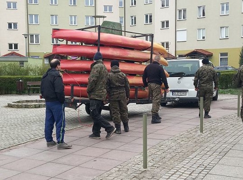 Wielkie sprzątanie rzeki Łeby. Zebrano ponad tonę śmieci [ZDJĘCIA]