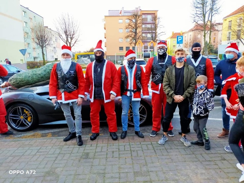 Motomikołaje tradycyjnie dostarczyli do Domu Dziecka w Pleszewie piękną, żywą choinkę