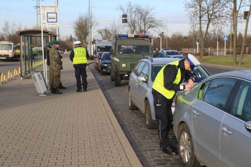 Wariat na lubińskich tablicach omijał korek i rysował...