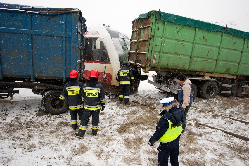 TIR wjechał pod pociąg