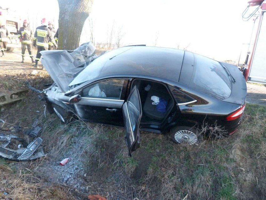 W Gaju Małym rozbił się samochód, potem stanął w płomieniach FOTO