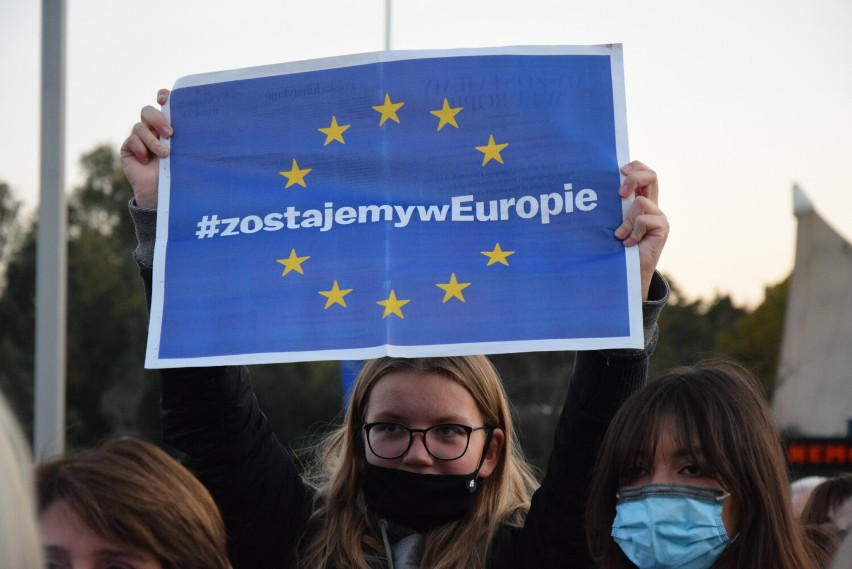 „Zostajemy w Unii”. Gdyńscy samorządowcy wśród protestujących na skwerze Kościuszki