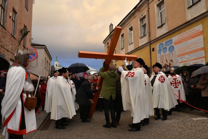 Droga krzyżowa w Kielcach. Nieśli krzyż w skupieniu i zadumie