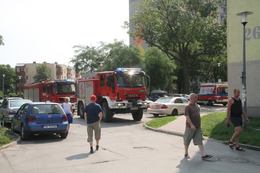 Uszkodzone auto na kieleckim osiedlu i ślady krwi. Mężczyzna się zabarykadował w mieszkaniu   