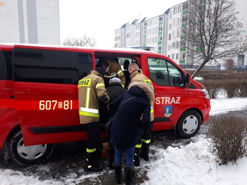 Siemianowiccy strażacy i druhowie pomagają zawieźć...