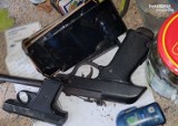 Jastrzębie-Zdrój: Narkotyki, broń i zapalniki kopalniane znalezione w domu 43-latka. Mężczyźnie grozi 10 lat więzienia