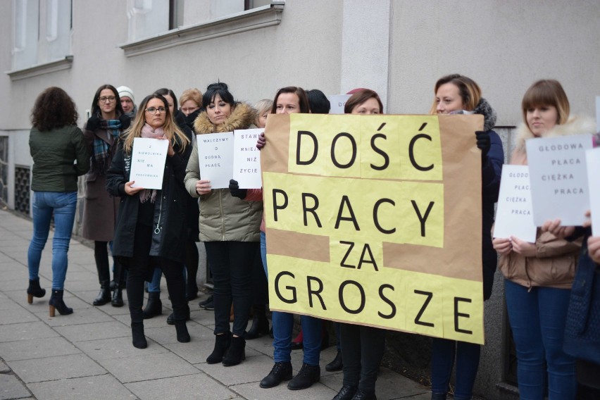 "Stawka mniejsza niż życie". Protest pracowników grudziądzkiego sądu [wideo, zdjęcia]