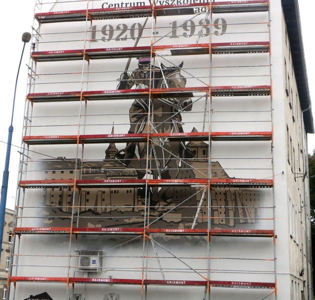 Mural  upamiętniający międzywojenne Centrum Wyszkolenia Kawalerii powstał na kamienicy przy ul. Chełmińskiej 84 w Grudziądzu