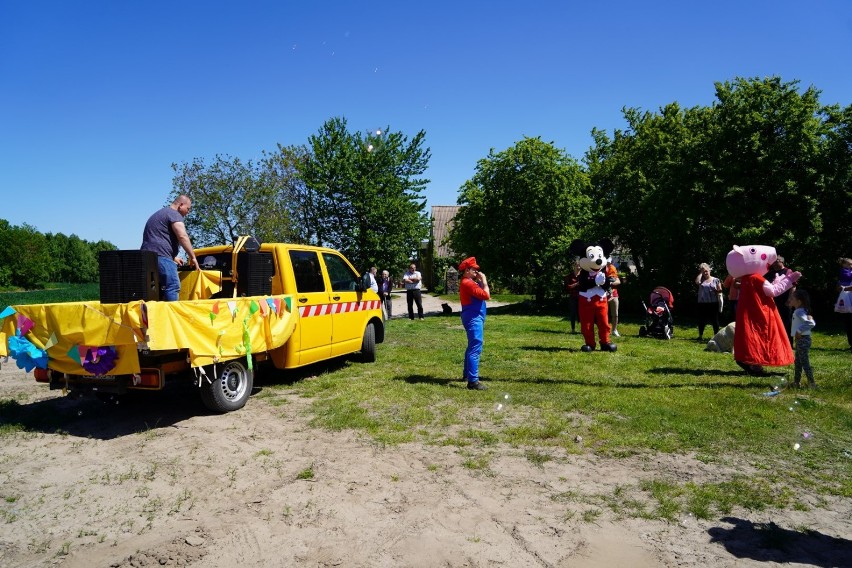 Mobilny Dzień Dziecka w gminie Przechlewo. Bajkowi bohaterowie odwiedzili milusińskich (część 2)