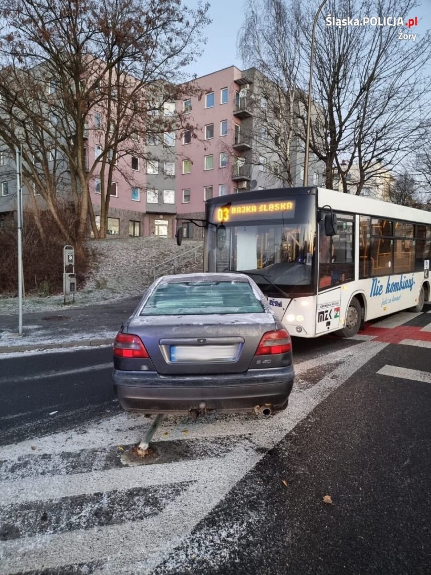 Wypadek autobusu w Żorach. Uderzyła w niego osobówka, kobieta miała 2,5 promila!