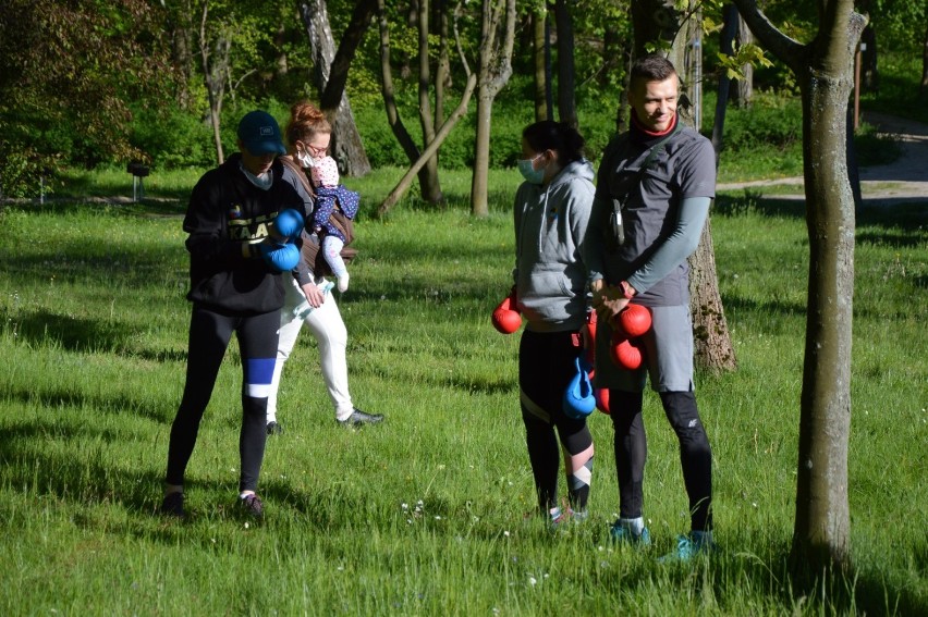 Lębork. Karatecy mocno trenują w Parku Chrobrego. Nie zabrakło "kołyski" dla instruktorki Magdy