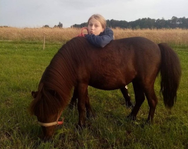 Wiktoria Stryszyk z Dąbrowy dostała bioniczną protezę ręki, ale nie może jej nosić, Czeka ją operacja