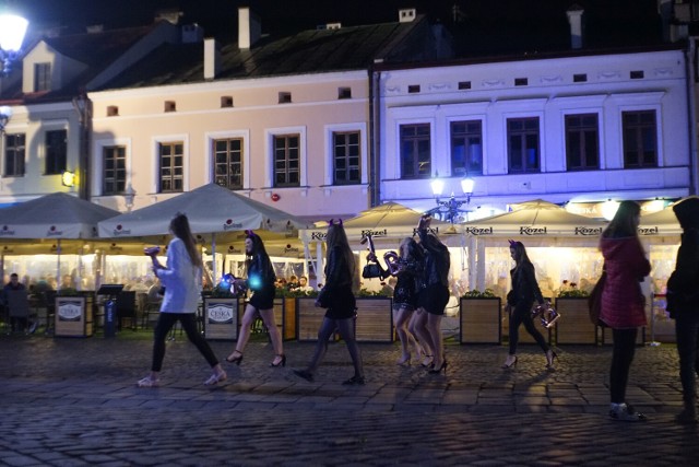 Na Rynku w Rzeszowie pandemii nie czuć. Zobacz relację z sobotniego wieczoru