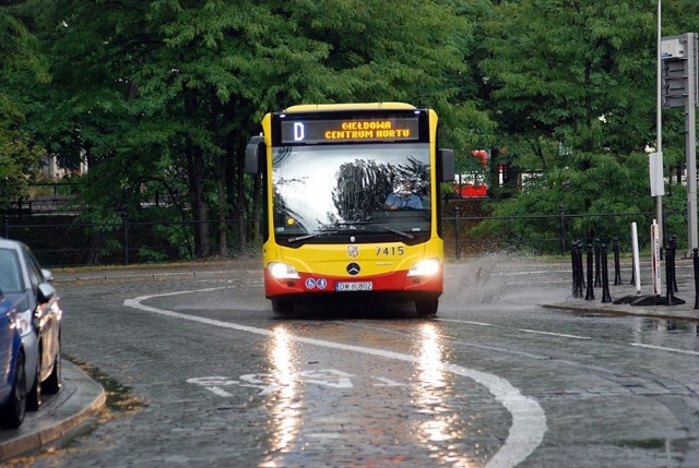 Zadaniem buspasów jest przyspieszenie komunikacji publicznej. Od niedzieli na fragmencie ul. Podwale autobusy mają swój wydzielony pas ruchu. Kierowcy MPK od rana przyzwyczajali się do takiego pokonywania zakrętu, żeby nie ścinać łuku. Wychodziło to z różnym skutkiem.