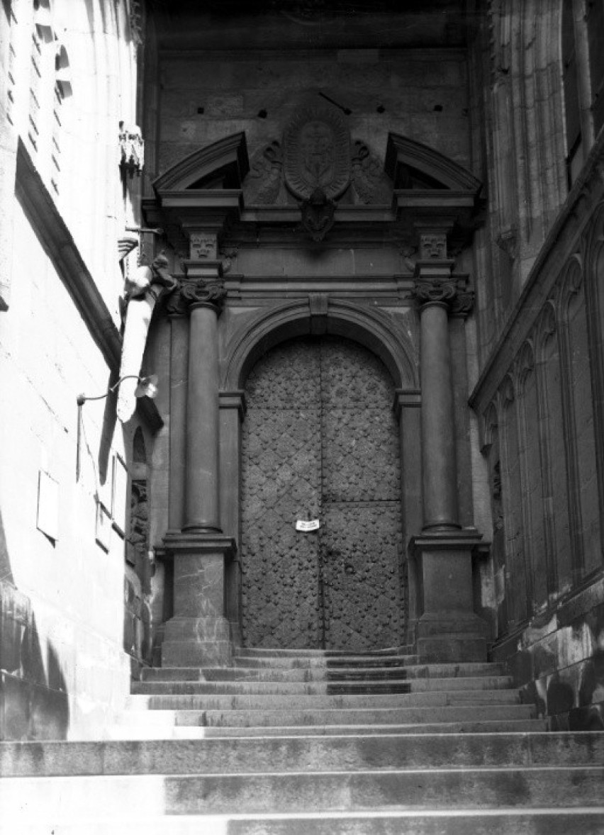 Drzwi wejściowe do katedry wawelskiej.