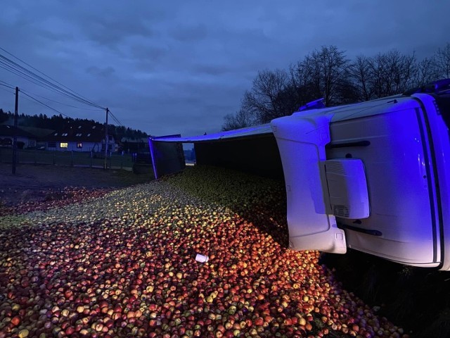Samochód ciężarowy przewożący jabłka zsunął się do rowu w Olszance na wysokości przystanku autobusowego, niedaleko stacji paliw
