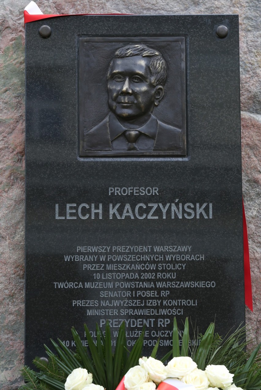Kontrowersyjny pomnik Kaczyńskiego zniknie spod ratusza?...