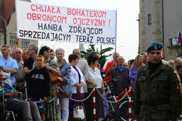 Przedstawiciele klubu Gazety Polskiej z transparentami na obchodach rocznicy Czerwca '56