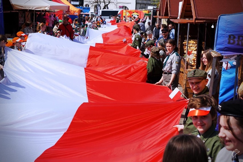 Dzień flagi w Kutnie. Przemaszerowano ze stumetrową flagą