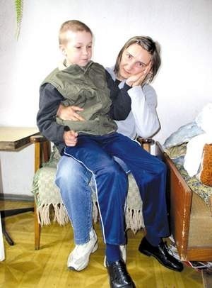 Szymon jest chory na autyzm - to choroba, której nie widać na pierwszy rzut oka. Do zdjęcia zapozował ze swoją mamą, Edytą Osińską.