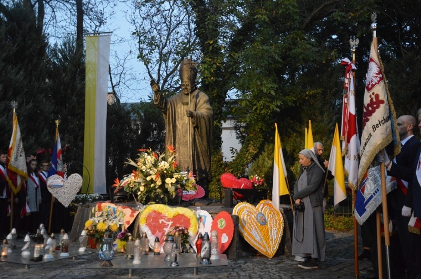 Bełchatów: Złożono kwiaty pod pomnikiem papieża. Zakończyły się Dni Papieskie [ZDJĘCIA]