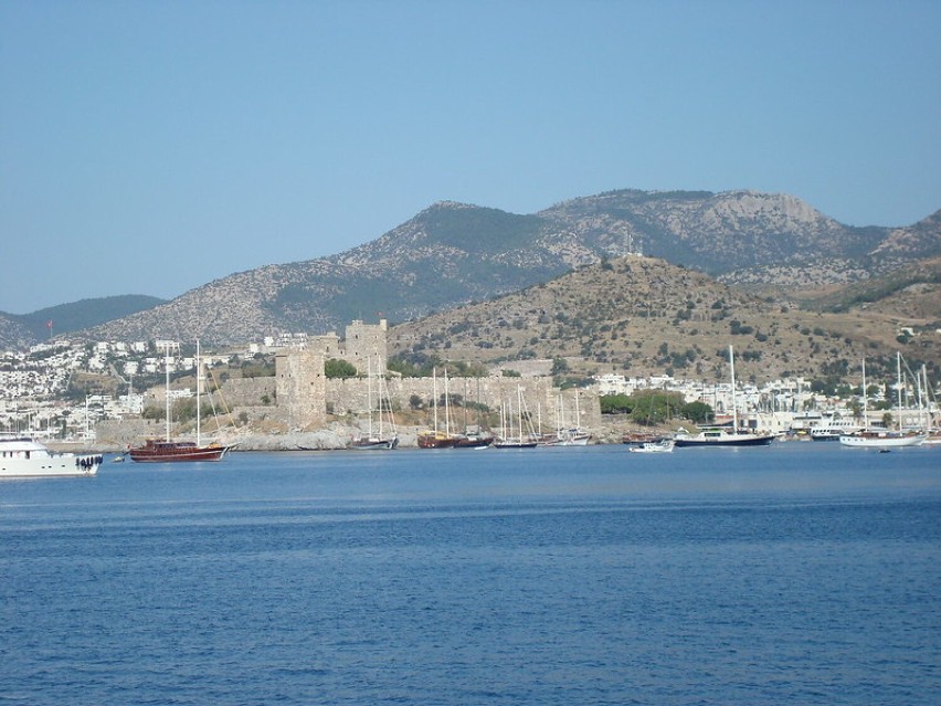 Miasto Bodrum oblane jest wodami Morza Egejskiego....