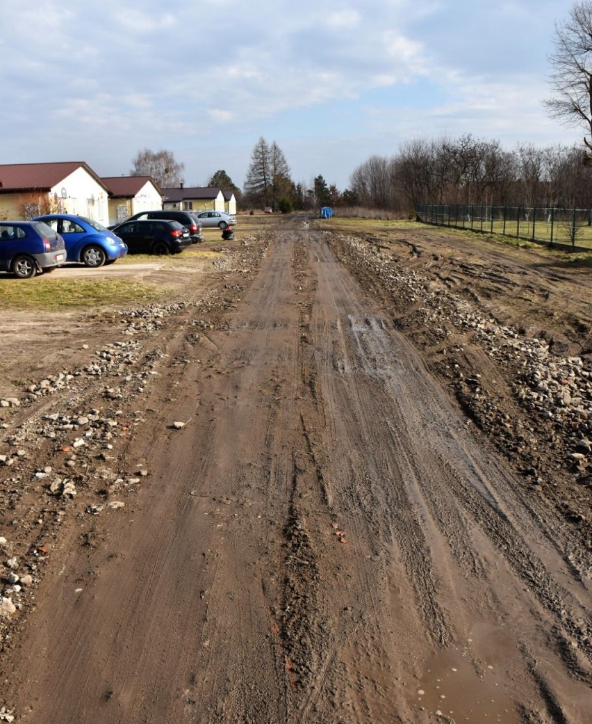 Włodawa. Żołnierze pomagają przy naprawie zniszczonych dróg  przez wojskowe pojazdy