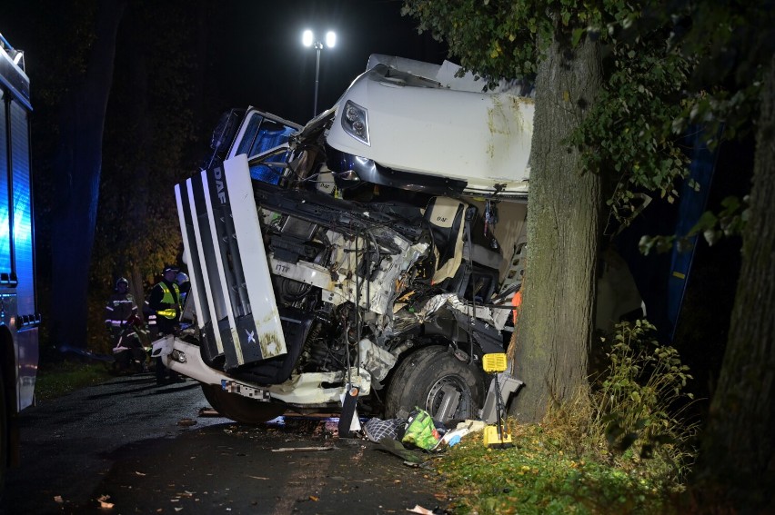Ciężarówka uderzyła w drzewo w Szczepankach pod Grudziądzem....
