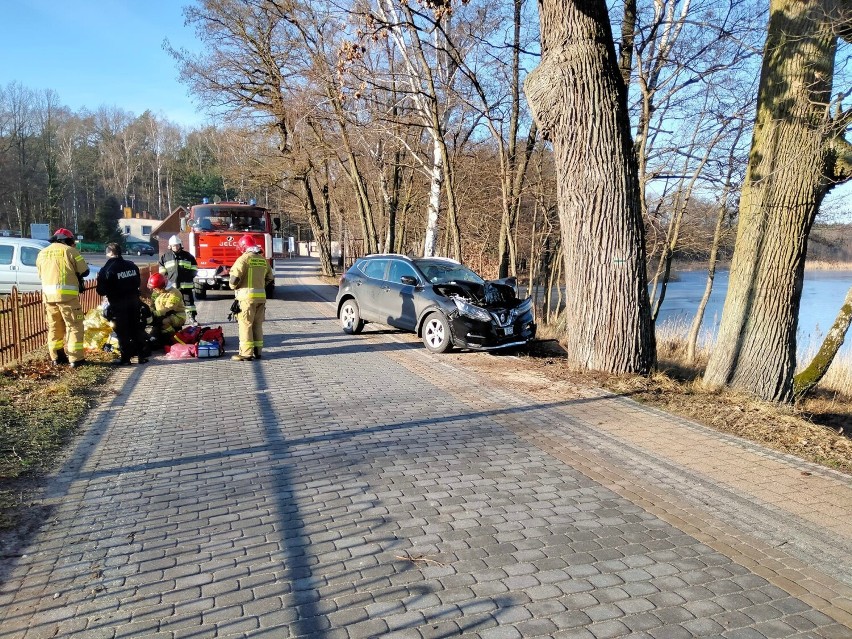 Gmina Witkowo. Wypadek w Skorzęcinie. Kierowca Nissana zasłabł i uderzył w drzewo