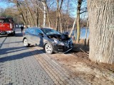 Gmina Witkowo. Wypadek w Skorzęcinie. Kierowca Nissana zasłabł i uderzył w drzewo
