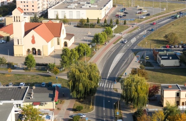 Wyświetlacze prędkości montowane będą głównie w pobliżu przejść dla pieszych przy szkołach. Ale nie tylko. Pojawią się też przy widocznej na zdjęciu "zebrze" w pobliżu kościoła przy al. 800-lecia Inowrocławia, gdzie przez jezdnię przechodzi wielu pieszych