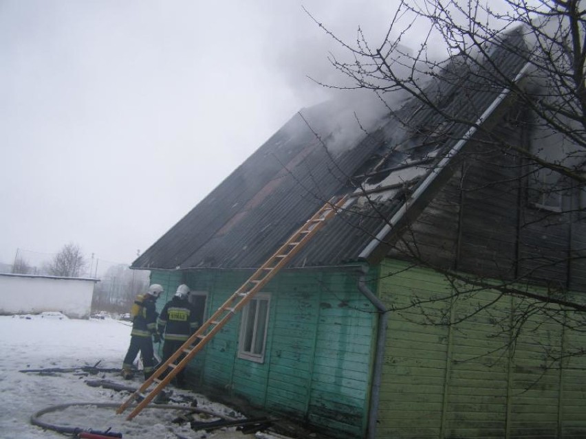 Groźny pożar w Starym Polu [ZDJĘCIA]. Nieprzytomną osobę zabrano do szpitala