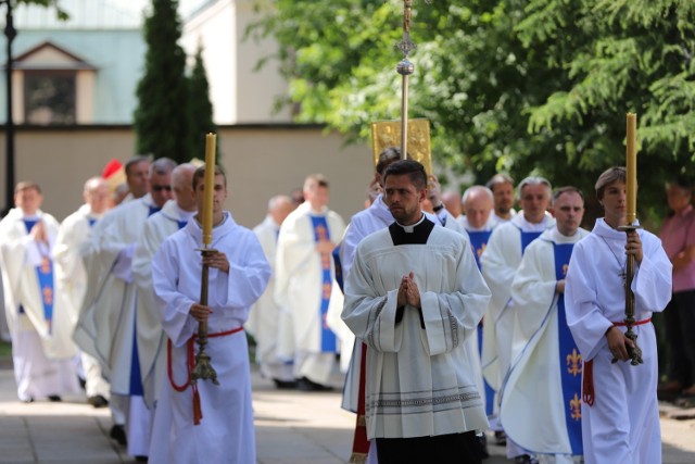 Uroczysta procesja przed Sumą Odpustową w Bazylice Katedralnej w Kielcach.