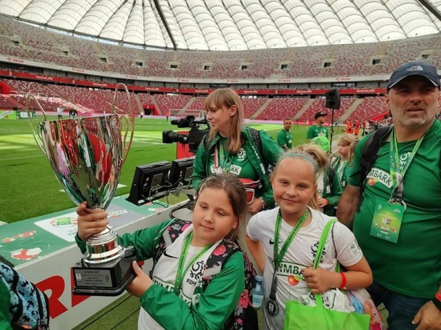 Dziewczynki z Unii Grabów-Leopoldów z okazałym pucharem za drugie miejsce w ogólnopolskim finale na PGE Narodowym w Warszawie